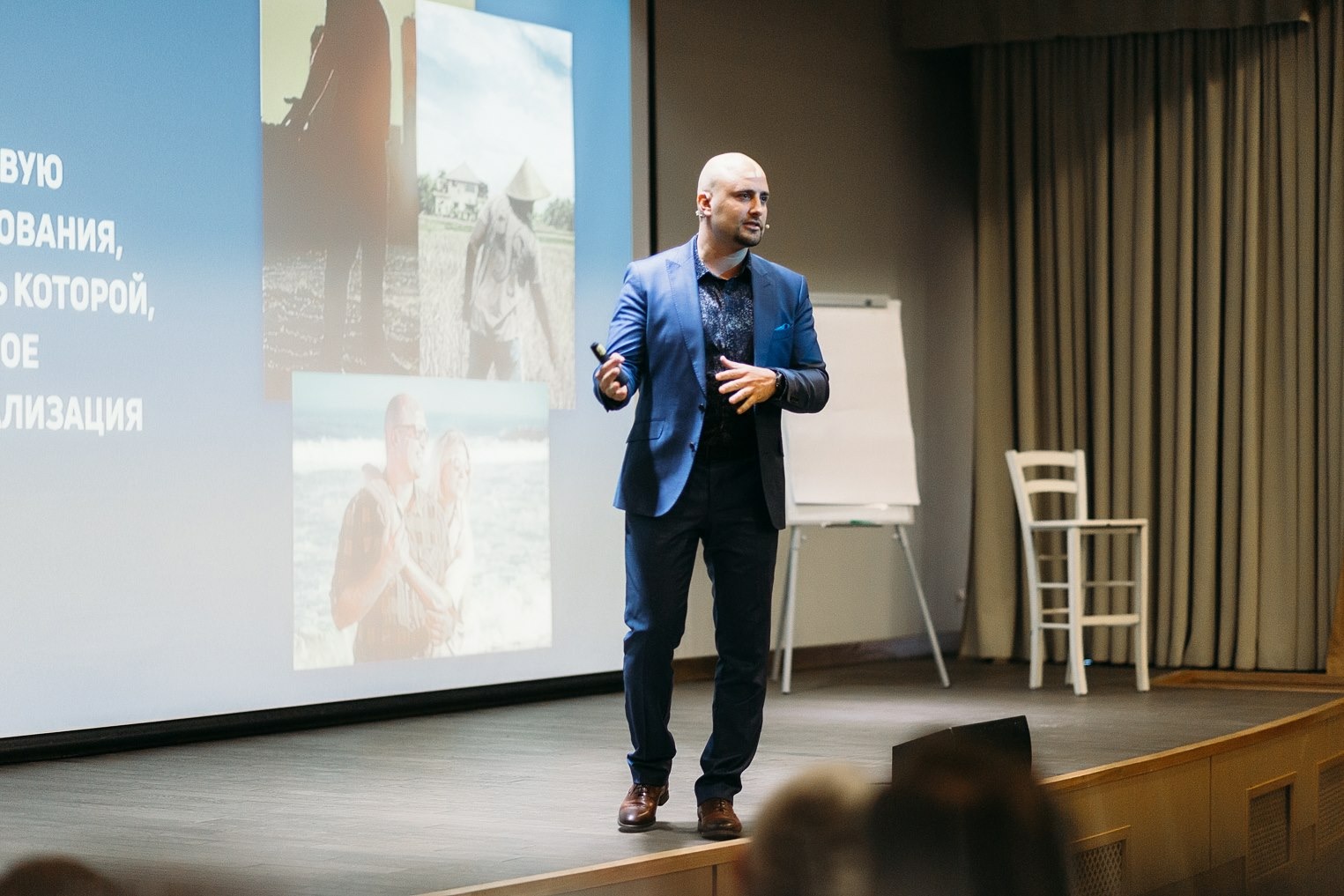 Igor Graf speaking at a conference with projector