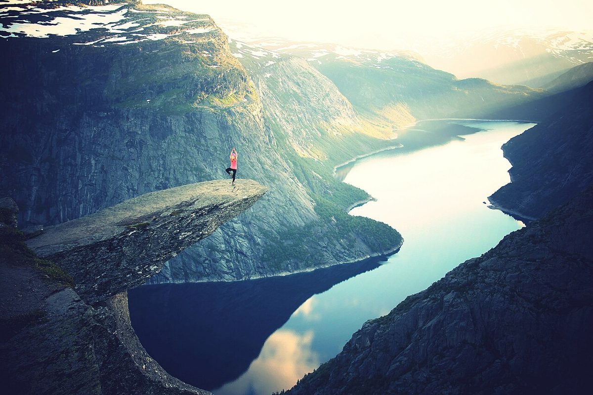 Язык Тролля, Trolltunga, каменный выступ над озером Рингедалсватнет в Норвегии