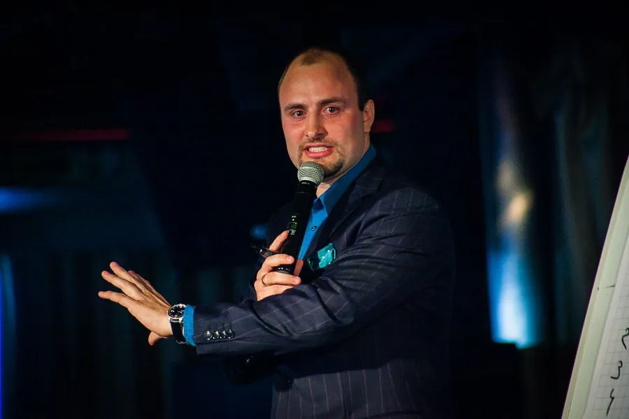 Igor Graf speaking on stage